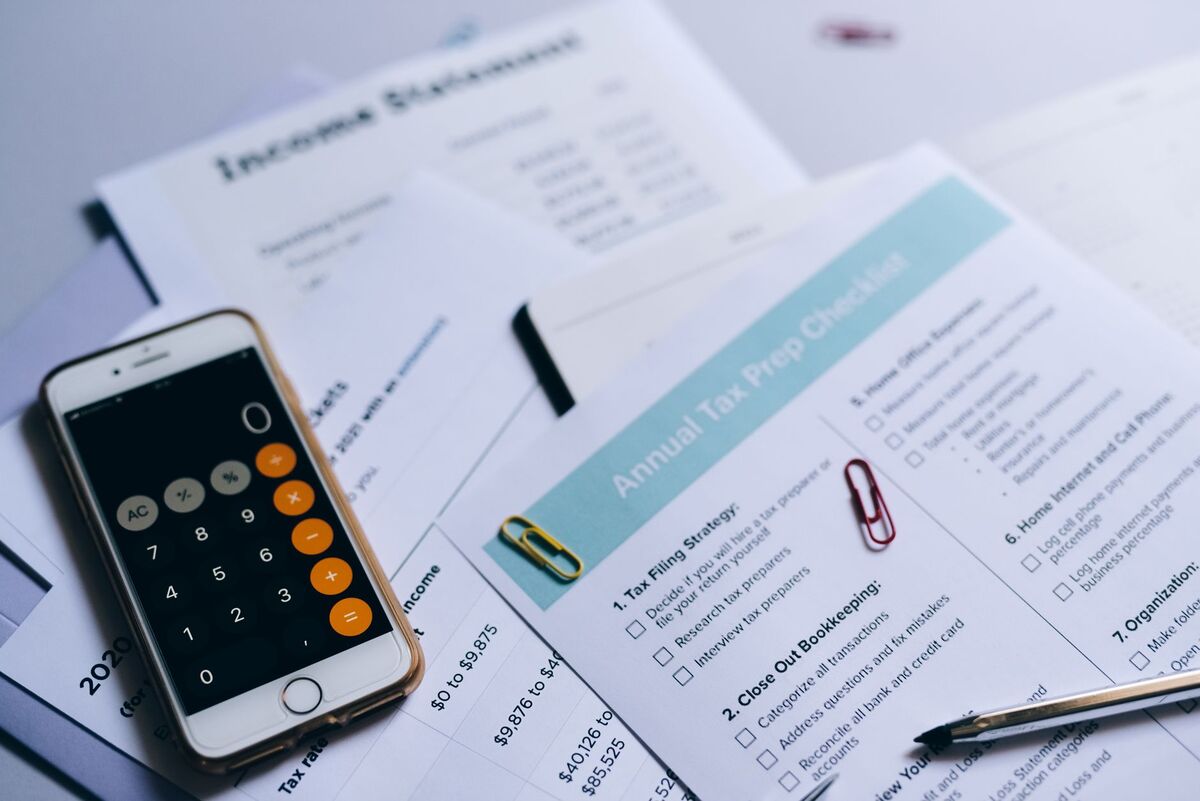اجتماع استشاري بين محاسب قانوني وعميل شركة لمناقشة الامتثال الضريبي في الإمارات