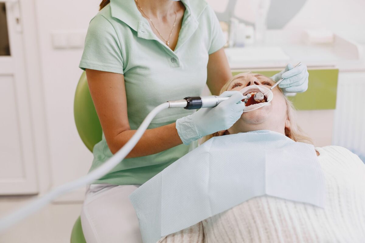 بيئة عيادة طبية نظيفة ومجهزة تُستخدم كخلفية للمحتوى التثقيفي الصحي لمرضى أبوظبي