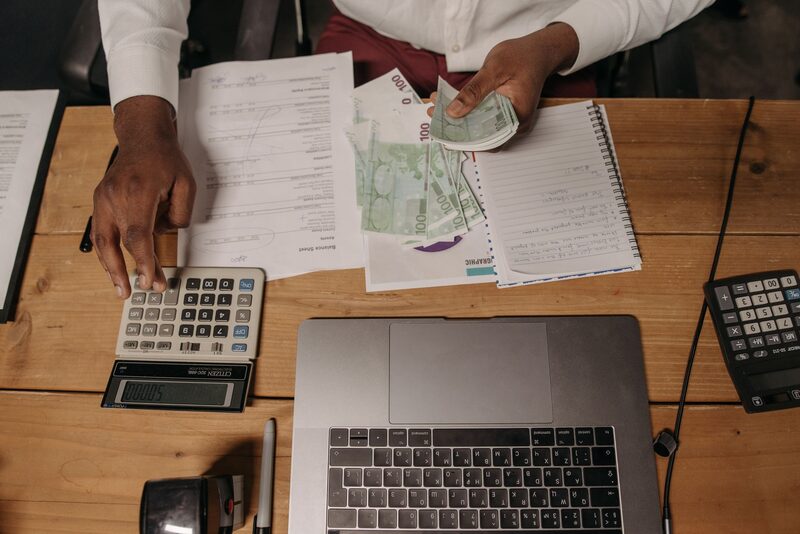 صاحب شركة يبحث عن وكالة تأمين تجاري موثوقة عبر الهاتف في مكتبه بأبوظبي
