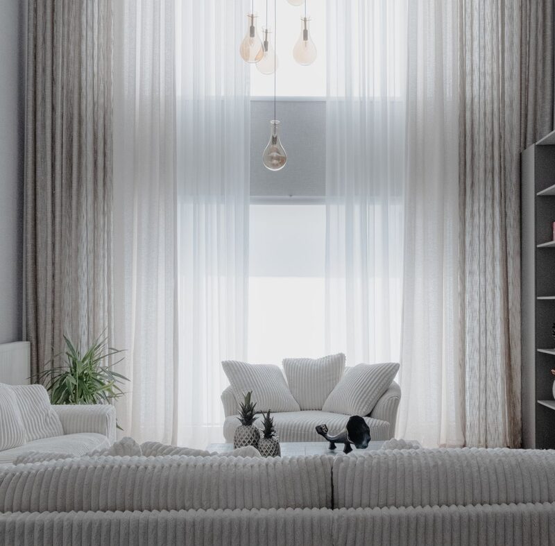 تصميم داخلي عصري متكامل مع الطابع المعماري لفيلا فاخرة في أبوظبي