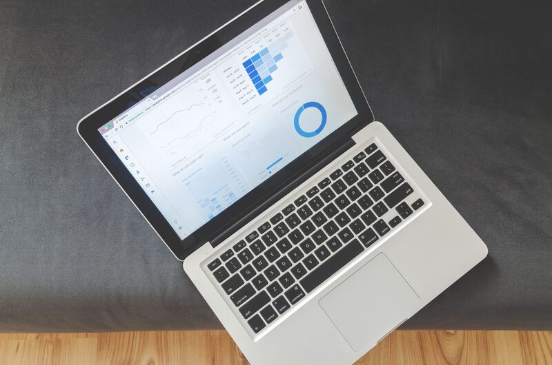 فريق منتج في شركة SaaS يراجع لوحة تحليلات بيانات النمو في مكتب بأبوظبي