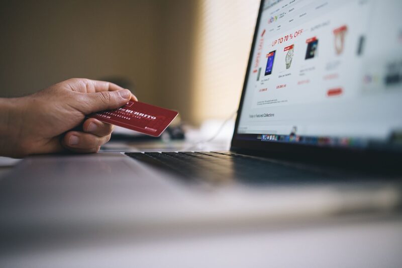 صاحب متجر Shopify في أبوظبي يدير واجهة متجره الإلكتروني ويحضّر منتجات للشحن